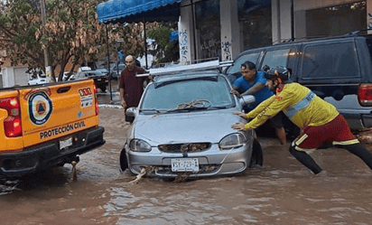 Las lluvias obligaron al cierre de las operaciones del aeropuerto internacional de Mazatlán y activaron a los cuerpos de auxilio y del Ejército. (ESPECIAL)