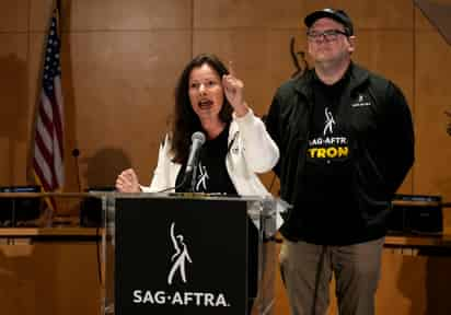 La presidenta de SAG-AFTRA, Fran Drescher, a la izquierda, y el director ejecutivo nacional y negociador en jefe de SAG-AFTRA, Duncan Crabtree-Ireland, hablan durante una conferencia de prensa que anuncia una huelga del Sindicato de Actores de la Pantalla-Federación Estadounidense de Artistas de Radio y Televisión el jueves 13 de julio de 2023, en Los Ángeles. Esta es la primera vez desde 1960 que actores y guionistas de Hollywood están en huelga al mismo tiempo. (Foto AP/Chris Pizzello)