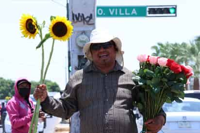 Jesús enfrenta las altas temperaturas todos los días para llevar sustento a su hogar. (VAYRON INFANTE)