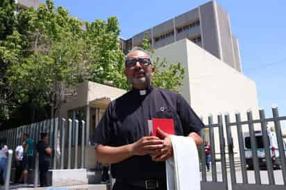 El sacerdote trató de ingresar para dar auxilio espiritual a la paciente, pero una policía de la Guardia Nacional, le negó el paso. (VAYRON INFANTE / EL SIGLO DE TORREÓN)