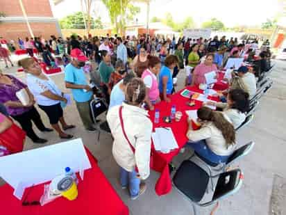 A la colonia Carmen Romano acudieron más de 200 personas que se beneficiaron con los servicios. (EL SIGLO DE TORREÓN)