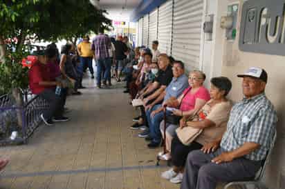 Una numerosa fila de beneficiarios de la pensión, fue la que se generó a las afueras del banco de Bienestar en Torreón. (EL SIGLO DE TORREÓN)