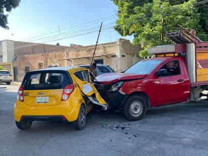 El choque entre el taxi y la camioneta se registró en la zona Centro de Torreón.