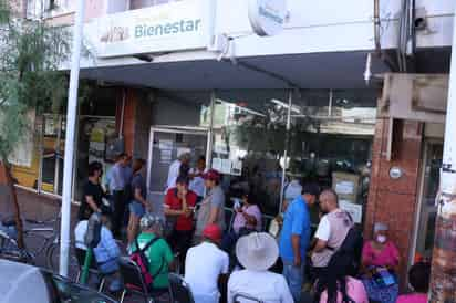 Desde temprana hora y como desde el inicio de la dispersión de la Pensión para Adultos Mayores, los beneficiarios buscan retirar su dinero. (VAYRON INFANTE)