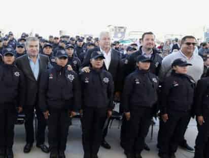 El alcalde José María Fraustro se sintió orgulloso del papel desempeñado por los elementos encargados de mantener el orden y la seguridad en el municipio. (EL SIGLO DE TORREÓN)