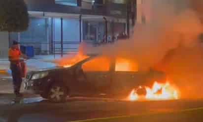 Las bombas incendiarias fueron lanzadas durante la madrugada de este viernes en el Barrio Zapotal. (EL UNIVERSAL)