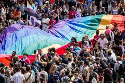 El programa en la Puerta de Brandeburgo para cerrar el Christopher Street Day incluye la actuación de la banda alemana Tokio Hotel. (CLEMENS BILAN / EFE)