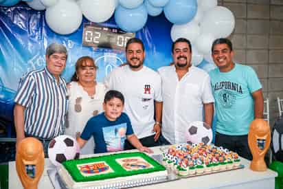 Marco Antonio Andrade, Soraya Licera, Fernando Andrade, Alejandro Andrade y Marco Antonio Andrade junto al festejado, Christian Andrade Martínez.