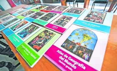 En la petición también se señala que los nuevos libros que maestros e investigadores han podido revisar 'están plagados de errores'.