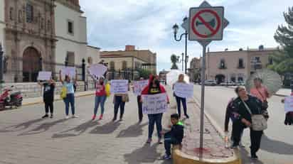 Las mujeres que bloquearon la calle, en su mayoría amas de casa, pidieron el respaldo del Gobierno del Estado, en las gestiones ante la CFE. (EL SIGLO DE DURANGO)