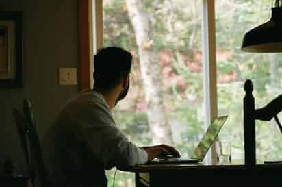 En general, los empleados realizan una media de 6.4 días al mes de teletrabajo, con algunas diferencias por tamaño de empresa y sectores. (ARCHIVO)