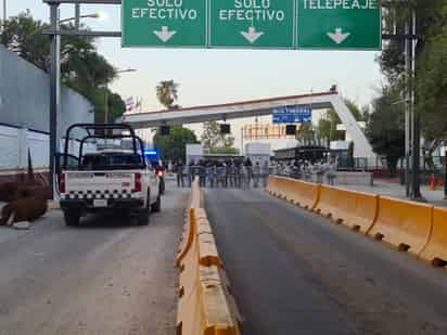 Autoridades de los Estados Unidos implementaron sus protocolos de seguridad y cerraron de manera momentánea el tránsito vehicular y peatonal. (Foto: RENÉ ARELLANO / EL SIGLO COAHUILA)