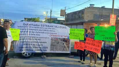 Los manifestantes también señalaron que sus viviendas se han visto afectadas al presentar cuarteaduras, además, los comerciantes se vieron obligados a cerrar sus negocios ante falta de clientes.