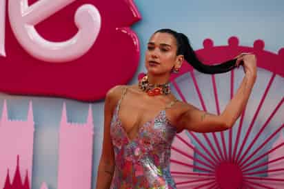 Dua Lipa usa el atuendo relajado perfecto para sumarse al 'trend' del verano