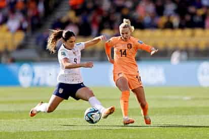 Savannah Marie De Melo de los Estados Unidos, busca quitarle el balón a Jackie Noelle Groenen de Países Bajos, dentro del Mundial Femenil.