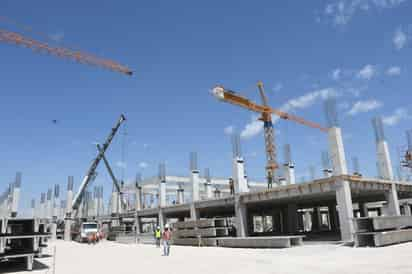 El recorrido por la obra del nuevo Hospital Regional de Alta Especialidad del ISSSTE de Torreón se realizó ayer por la mañana. (FERNANDO COMPEÁN)