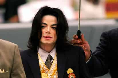 Michael Jackson llega al juzgado del condado de Santa Bárbara para su juicio por abuso de menores en Santa María, California, el 25 de mayo de 2005. El miércoles 26 de julio de 2023, un tribunal de apelaciones de California considerará revivir las demandas desestimadas de dos hombres que alegan Michael Jackson abusó sexualmente de ellos cuando eran niños durante años, una medida que parece probable que tome el tribunal después de una decisión tentativa que ordenaría que los casos vuelvan a un tribunal inferior para ser juzgados. (Aaron Lambert/Santa Maria Times vía AP, Pool)