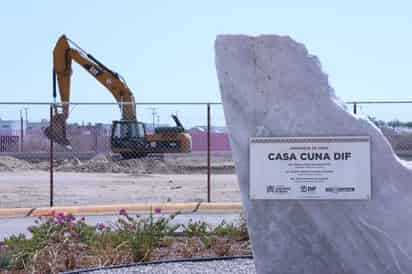 La presidenta del DIF, Selina Bremer, confía que la obra no parará y que está lista en 10 meses. (EL SIGLO DE TORREÓN)