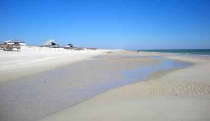 La Cofepris analizó las condiciones de 289 playas de los 17 estados costeros, mediante 2,100 muestras de agua de mar. (ARCHIVO)