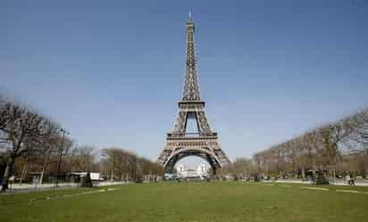 El Campo de Marte es una larga explanada arbolada que queda a uno de los lados de la torre Eiffel. (EFE)