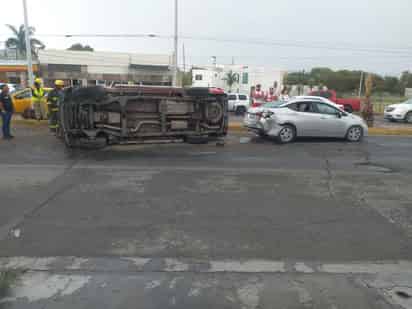 En el accidente vial se vieron involucrados una camioneta Chevrolet Colorado y un vehículo marca Nissan, tipo Versa. (EL SIGLO DE TORREÓN)
