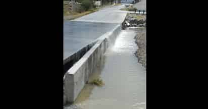 Desfogan agua bajo puente Solidaridad