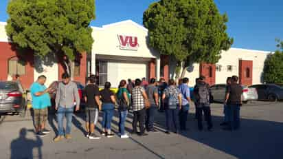 En punto de las siete de la mañana, trabajadores se presentaron en su centro de trabajo. (Foto: RENÉ ARELLANO / EL SIGLO COAHUILA)