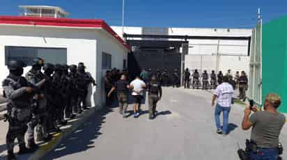 La persona detenida fue recibida en el exterior del centro penitenciario para luego cruzar el portón del inmueble y finalmente ingresarlo al penal.