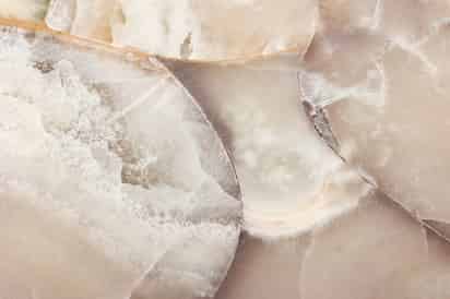 Estudio confirma beneficios de piedra de alumbre para la salud
