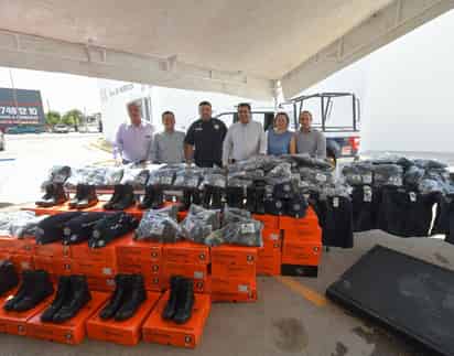 El equipamiento que se entregó consiste en uniforme completo, botas tácticas, gorras, y herramientas de trabajo. (CORTESÍA)