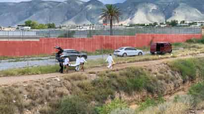 Tras concluir con las pesquisas, se ordenó el levantamiento del cuerpo para ser trasladado al Semefo. (EL SIGLO DE TORREÓN)