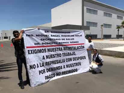 Trabajadores de la Secretaría de Salud de Coahuila presentaron dos denuncias ante la Fiscalía del estado.