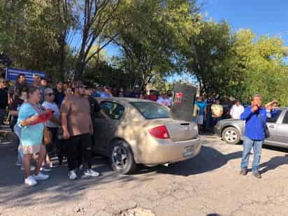 Alrededor de 200 obreros se congregaron frente al monumento del Ave Fénix para manifestarse.