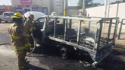 La unidad terminó con daños materiales en la parte de la caja tras un fuerte incendio. (EL SIGLO DE TORREÓN)