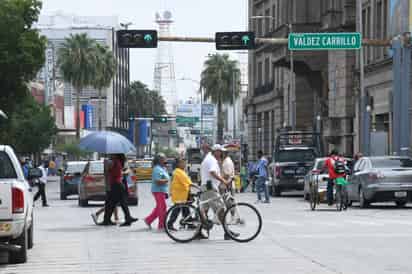 Un peatón es aquella persona que transita a pie, en algún vehículo recreativo por la vía pública o zonas privadas con acceso al público. (ARCHIVO)