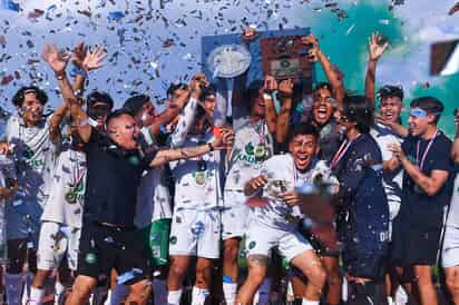 Los jóvenes jugadores y el cuerpo técnico del equipo, celebraron al máximo la obtención de su primera corona nacional (ESPECIAL)