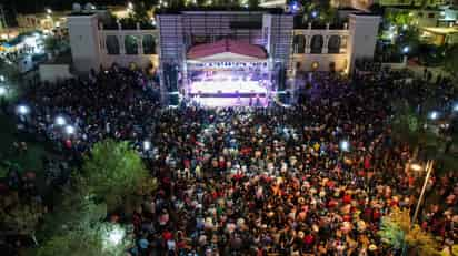 En la Plaza de Armas continuó la visita de miles de personas que llegaron por los tamales y pan de pulque que comenzaron a venderse desde la tarde del viernes. (CORTESÍA)