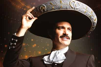 Fotografía cedida hoy, por Caracol Televisión que muestra al cantante y actor mexicano Jaime Camil durante una sesión de fotos. La serie “El Rey, Vicente Fernández” cobra a partir de este lunes una nueva vida, después de haber sido un éxito internacional en “streaming”, al iniciar su emisión en televisión abierta, algo que Jaime Camil, uno de los actores que da vida al ídolo, consideró una gran oportunidad. EFE/Caracol Televisión