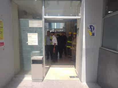 Un hombre de la tercera edad resultó lesionado al caerle la puerta de cristal encima.