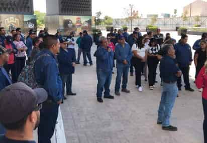 Un grupo de trabajadores del Departamento de Parques y Jardines están a la espera de ser atendidos por la secretaria del Ayuntamiento. (FERNANDO COMPEÁN)