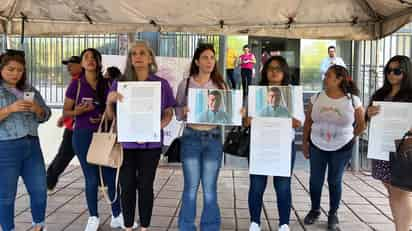 Cerca de las 9 de la mañana, el grupo de mujeres, encabezado por Ariadne Lamont, coordinadora de la colectiva, y Karla, llegaron de manera pacífica al Palacio de Justicia. (GUADALUPE MIRANDA) 