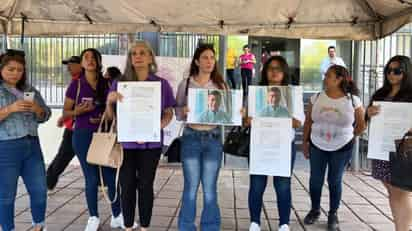 La colectiva se plantó ayer por la mañana, a las afueras del Palacio de Justicia de Gómez Palacio, en apoyo al caso de Carla. (EL SIGLO DE TORREÓN)