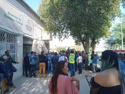 Unos 150 trabajadores de Parques y Jardines exigieron que líderes sindicales cumplan su jornada. (EL SIGLO DE TORREÓN)