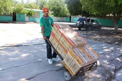 Desde las seis de la mañana comenzó ayer la entrega de los nuevos libros de texto a las primarias. (VAYRON INFANTE)