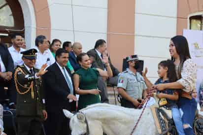 Entre los eventos, resalta el 128 Aniversario de la Elevación de Rango a Ciudad Lerdo, con bailes, megapastel y coronación de la Reina.