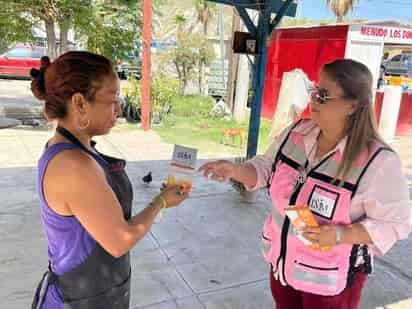 Promocionan los servicios que ofrece el IMM Lerdo entre los colonos del sector Las Brisas. (CORTESÍA)