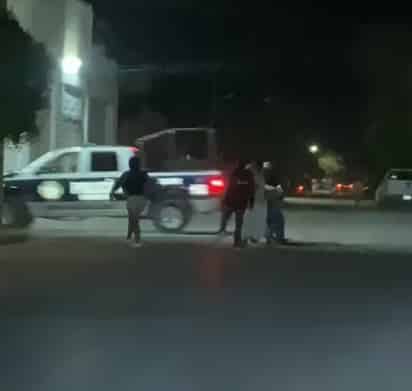 Unidad de la Policía de San Pedro, Coahuila, atropella a un manifestante.