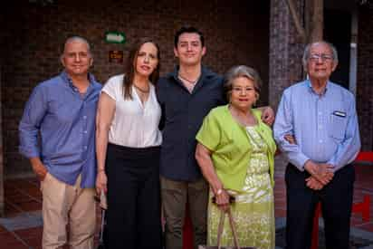 Rogerio Manjarrez, Georgina Saucedo, Royer Manjarrez, Ala Milán y Rogerio Manjarrez (EL SIGLO DE TORREÓN / VAYRON INFANTE)