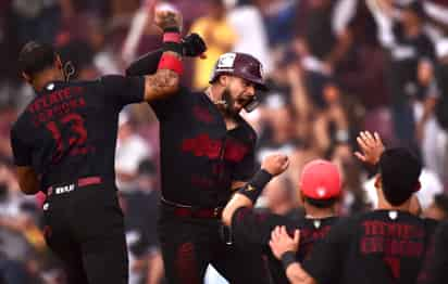 Dean Nevárez celebra con sus compañeros al llegar a home luego de conectar un grand slam, en la victoria de Algodoneros 9-4 sobre Toros, para ganar la serie 4-1. (Ramón Sotomayor)