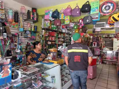 Como parte del Operativo Refrendo, inspectores de la dependencia efectúan estos recorridos en los establecimientos comerciales. (CORTESÍA)